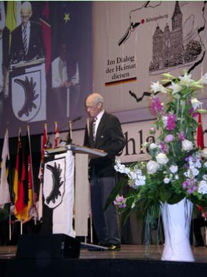 Der Sprecher der Landsmannschaft Ostpreußen und Träger des Preußenschildes, Wilhelm von Gottberg. - Für weitere Infos: Bild anklicken!