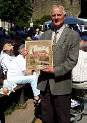 Jürgen Zauner mit dem Geschenk (Weberei) der Königsberger Grillen
