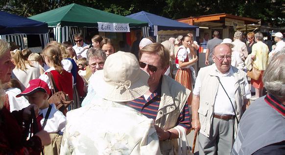 ...viel Publikumsinteresse an den Ständen ...