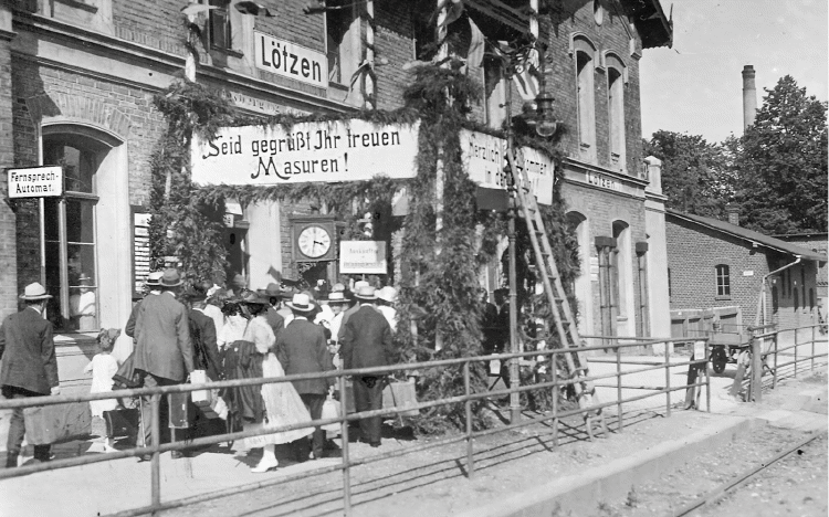 Auf dem Ltzener Bahnhof herzlich willkommen geheien: Masuren, die aus dem Reich zur Abstimmung angereist sind