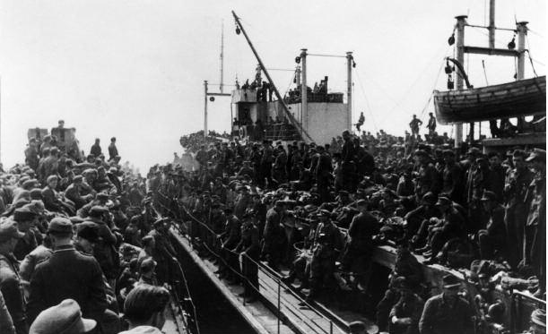In dieser Größenordnung noch nicht da gewesen: Im Rahmen des „Unternehmens Hannibal“ verlassen mit Flüchtlingen und Wehrmachtsoldaten voll beladene Marinefahrzeuge den Hafen von Pillau