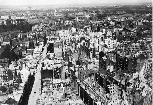 Hamburgs Innenstadt nach den Luftangriffen vor 75 Jahren: Blick vom Turm der Hauptkirche Sankt Michaelis