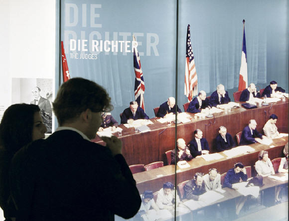 Richter in Nürnberg: Die Nürnberger Prozesse waren insgesamt fair, doch den Siegern fehlte der Mut, Juristen aus neutralen Ländern oder auch unbelastete Deutsche als Ankläger und Richter einzubeziehen. Bild: dapd