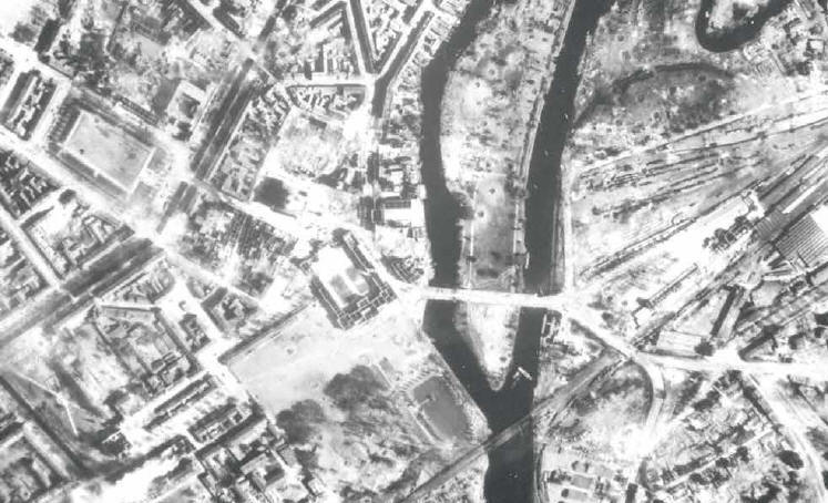 Kurz nach dem Luftangriff durch die Royal Air Force am 14. April 1945: Potsdam (Foto: United Kingdom Government)