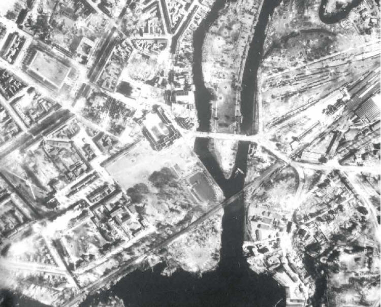 Kurz nach dem Luftangriff durch die Royal Air Force am 14. April 1945: Potsdam (Foto: United Kingdom Government)