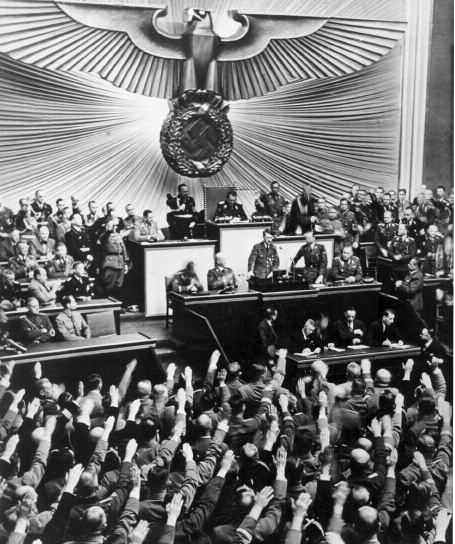 Statt im gewohnten Braun nun im militrischen Feldgrau: Adolf Hitler hlt im Reichstag am 1.9.1939 seine Rede (fr weitere Infos Bild anklicken!)