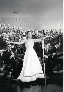 Aus dem 1940 erschienenen UfA-Spielfilm „Wunschkonzert“: Auftritt von Marika Rökk