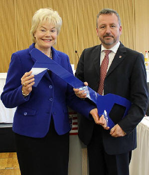 Die Amtsvorgängerin Erika Steinbach überreicht dem neuen BdV-Präsidenten Dr. Bernd Fabritius einen großen blauen Schlüssel als Symbol für die Übergabe der Bundesgeschäftsstelle des BdV. Foto: Jan Hini