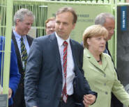 Stiftungsdirektor Manfred Kittel empfängt Bundeskanzlerin Angela Merkel: Mit sofortiger Wirkung von seinen Aufgaben entbunden Foto:  picture alliance / dpa