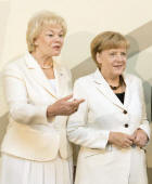Tag der Heimat: Erika Steinbach, Angela Merkel und László Kövér: Ehrung für die Kanzlerin Foto: dpa