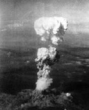 Nach dem Abwurf und der Zndung der Bombe: Atompilz ber Hiroshima