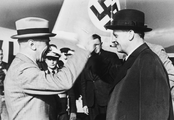 Reichsauenminister Joachim von Ribbentrop (rechts) vor der Unterzeichnung des Hitler-Stalin-Paktes im Jahr 1939