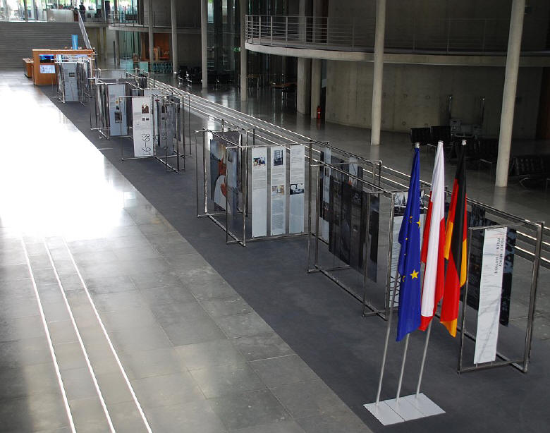 Die Ausstellung Polen und Deutsche. Geschichten eines Dialogs im Bundestag in Berlin.