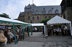 ber 700 Besucher haben sich an diesem Tage auf dem Schloplatz eingefunden.