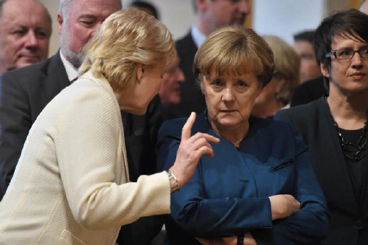 Nicht wirklich einer Meinung: Erika Steinbach und Kanzlerin Angela Merkel.