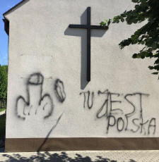 Die durch Wandalismus beschdige Fassade der ev. Kirche in Bialla (Gehlenburg) - Foto: Pfr. Marcin Pysz