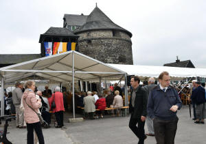 Blick auf den Schloplatz, im Hintergrund die Gedenksttte des Deutschen Ostens