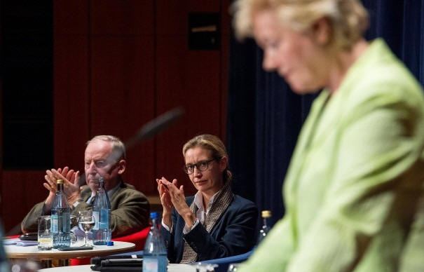 Kennen sich bereits seit ihrer politischen Anfangszeit: Alexander Gauland (links) und Erika Steinbach (rechts).