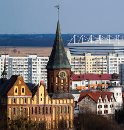 Blick auf den Königsberger Dom aus dem 14. Jahrhundert und das für die Fußball-Weltmeisterschaft 2018 gebaute Stadion  im russischen Kaliningrad, dem ehemaligen Königsberg. (imago/ITAR-TASS)