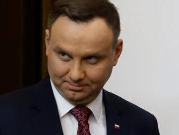 Polens Prsident Duda auf dem Weg zu einer Pressekonferenz.