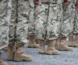 Polnische Soldaten stehen am 11. Mai 2018 in Formation in Zagan vor ihrer Verabschiedung nach Afghanistan. Bild: EPA