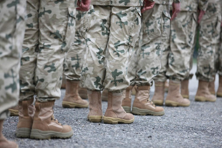 Polnische Soldaten stehen am 11. Mai 2018 in Formation in Zagan vor ihrer Verabschiedung nach Afghanistan. Bild: EPA