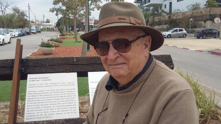 Stanisław Aronson am Jan-Karski-Platz im Norden von Tel Aviv (Martin Sander)