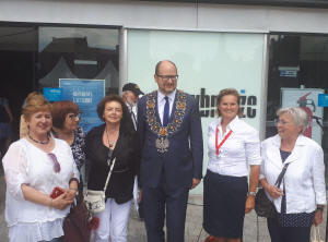 Begrung durch den Danziger Stadtprsidenten Pawel Adamowicz (Mitte). Ganz rechts: Roswitha Mller.