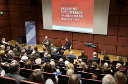 Dr. Andreas Kossert im Gesprch mit dem Zeitzeugen Jrg Baden.(Bildnachweises:  Stiftung Flucht, Vertreibung, Vershnung; Foto: Thomas Grabka) - Bild zur Dr. Andreas Kossert im Gesprch mit dem Zeitzeugen Jrg Baden.(Bildnachweises:  Stiftung Flucht, Vertreibung, Vershnung; Foto: Thomas Grabka) -  Bild zur Vergrerung anklicken!