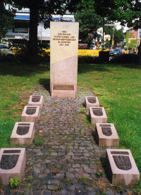 Denkmal für Flüchtlinge und Vertrieben auf den Grünflächen am Servatiiplatz in Münster (Bild für weitere Informationen anklicken)