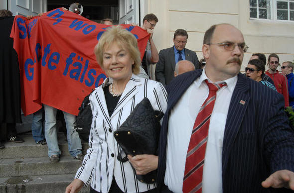 Erika Steinbach musste durch eine Kette aufgebrachter Demonstranten geführt werden. (Bild 3)