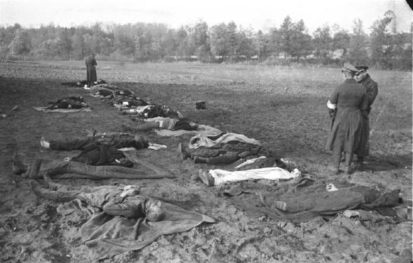 Deutsche Soldaten sammeln die Leichen der von der Roten Armee bei Nemmersdorf ermordeten Zivilisten Foto: Bundesarchiv/Wikimedia