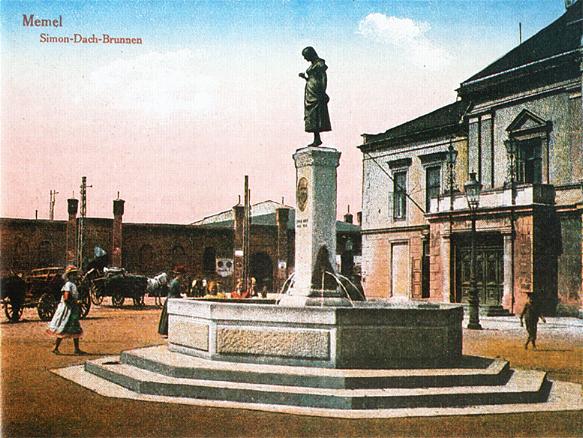 Der Simon-Dach-brunnen mit dem Memel-Ännchen vor dem Stadttheater in Memel vor 1939