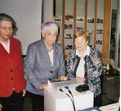 Kreisvertreterin Gisela Broschei (Mitte) mit Dorothea Blankenagel am Stand von Kö-Land. Foto: priv.