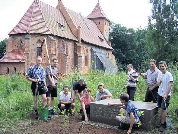 Jugendgruppe aus dem Kreis Nienburg (Weser): Bei der Arbeit auf dem verwilderten Kirchenfriedhof. - Foto: Janne Neumann