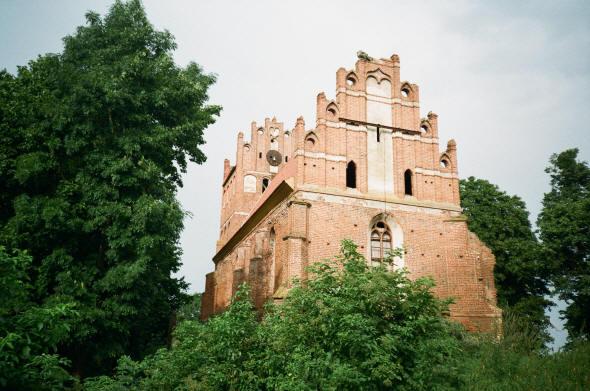 Die Kirche Tharau im Sommer 2010
