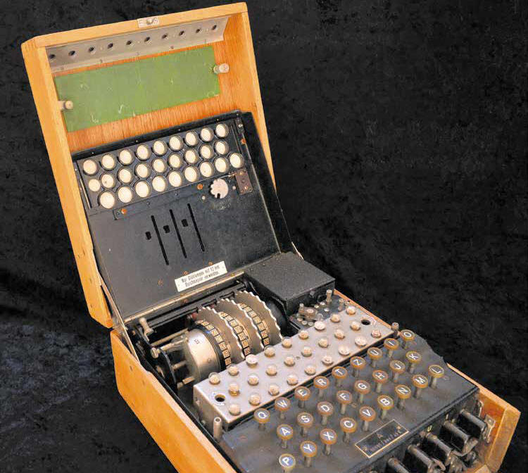 Eine Enigma der Marine für den Einsatz an Bord: Eine sogenannte Enigma-M, Enigma M, Schlüssel M oder Marine-Enigma