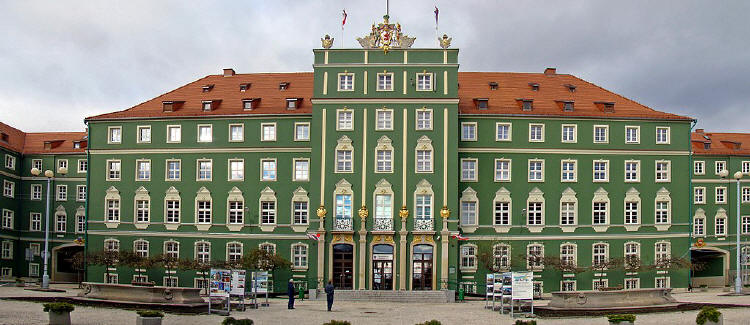Das Stettiner Rathaus war früher Sitz der pommerschen Provinzialregierung. - (Sitz des Oberpräsidiums der preußischen Provinz Pommern); erbaut 1924-1927 nach Entwurf des Berliner Architekten Georg Steinmetz.