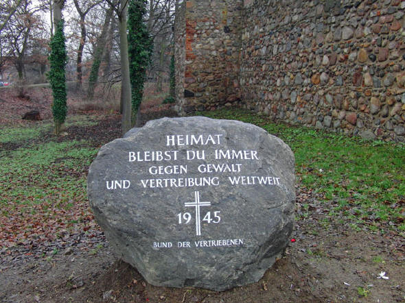 Der Gedenkstein befindet sich an der Stadtmauer bei der Großen Wollweberstrasse.