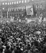 Rund 70.000 Heimatvertriebene protestieren am 5. August 1950 vor dem Stuttgarter Neuen Schloss gegen die Abkommen von Jalta und Potsdam wie auch gegen die Anerkennung der Oder-Neisse-Linie durch die DDR (Bildrechte: dpa)
