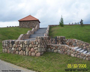 Eingang zur Kriegsgrbersattte in Bartossen, Kreis Lyck (Ostpreuen)