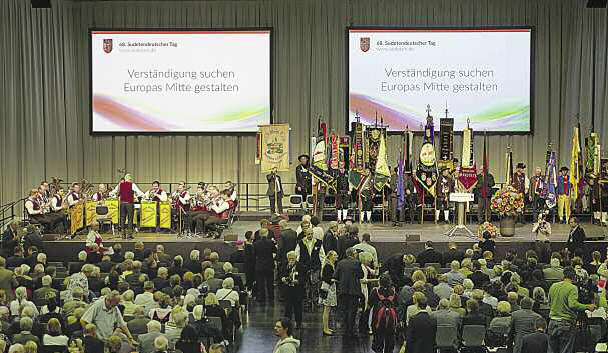 Durch die Volksgruppe zieht sich ein Riss: Hauptkundgebung beim 68. Sudetendeutschen Tag in Augsburg