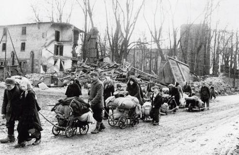Des réfugiés allemands fuyant les territoires orientaux devant l'avancée de l'Armée rouge (1945).